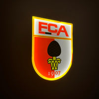 Leuchtendes FC Augsburg LED-Emblem mit klaren Konturen und kräftigen Farben